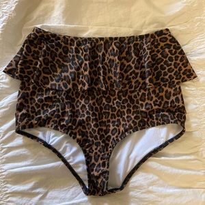 XS Kortni Jeane cheetah peplum bottoms